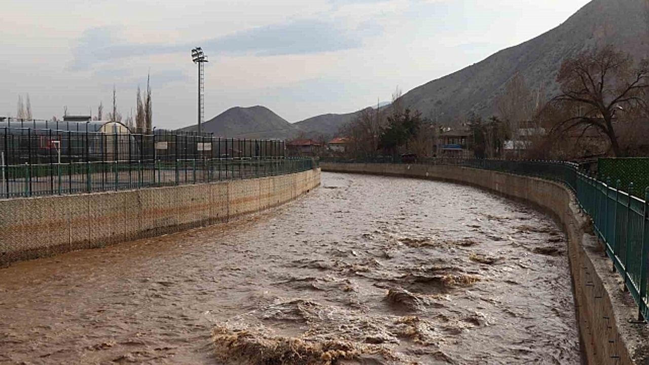 Oltu Çayı yine coşmaya başladı