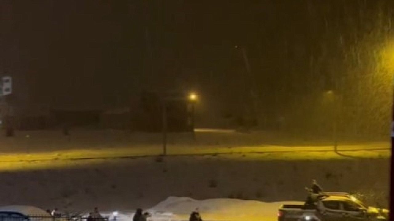 Pikabın arkasına bağladıkları lastiklerle kar üstünde tüm ilçeyi turladılar