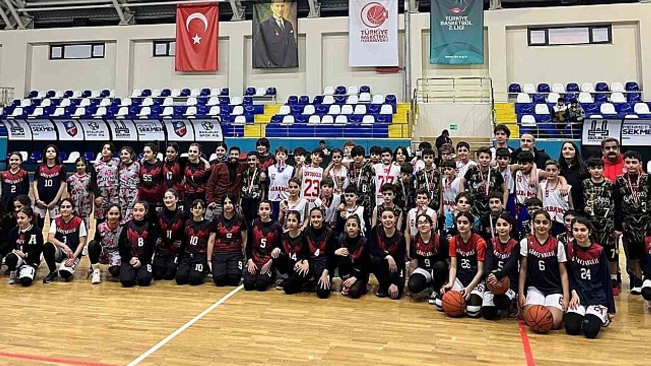 Sabancı basketbol küçüklerde hem kızlarda hem erkekler de şampiyon