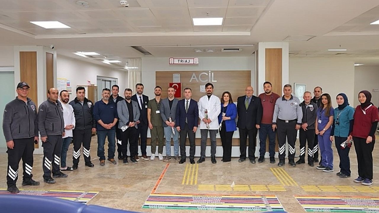 Sağlık çalışanlarıyla bir araya gelen Vali Eldivan, Tıp Bayramlarını kutladı