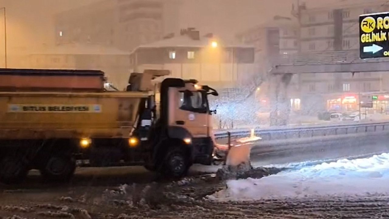 Tatvan''da yüksek kesimlerde kar yağışı etkili oldu