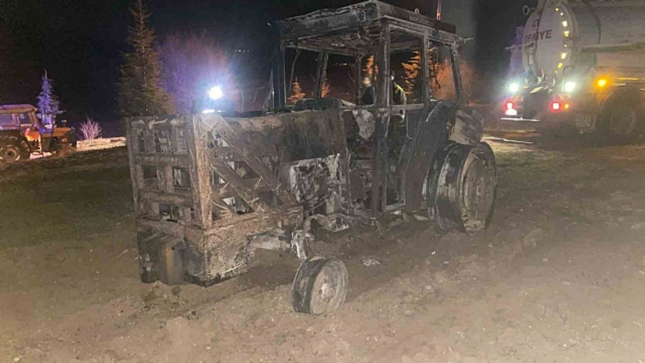 Tokat''taki yangında samanlık ve traktör küle döndü