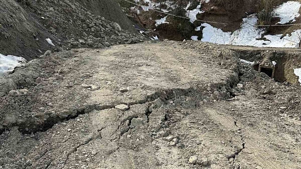 Türkeli''de heyelan köy yolunu kapattı