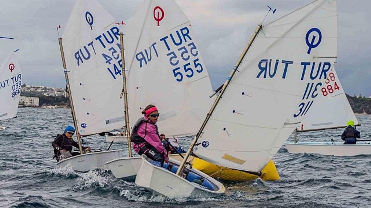 Türkiye Yelken Federasyonu''nun düzenlediği 2025 Türkiye Şampiyonası Çeşme''de devam ediyor