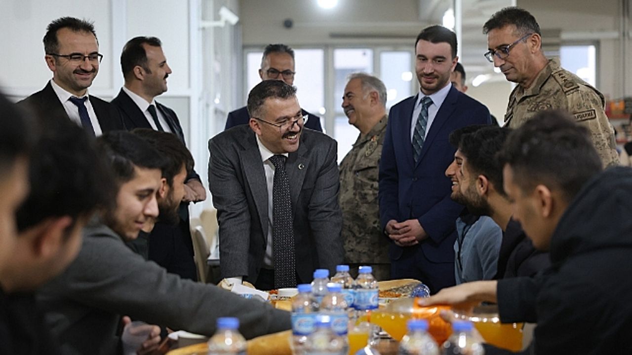 Vali Turan GSB Öğrenci Yurdu"nda öğrencilerle iftar yaptı