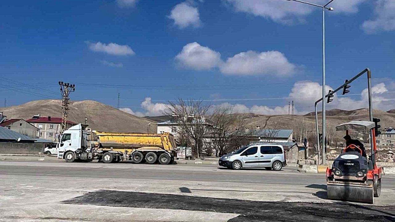 Van Büyükşehir Belediyesinin yollarda bakım ve onarım çalışmaları sürüyor