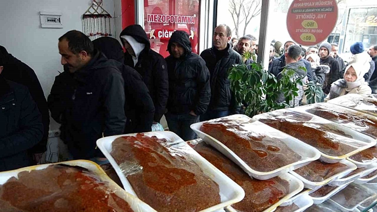 Van''da çiğ köfte kuyruğu