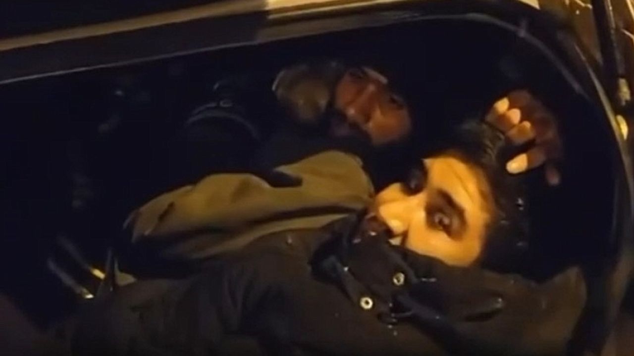 Van''ın Erciş ilçesinde otomobil bagajında 6 düzensiz göçmen yakalandı