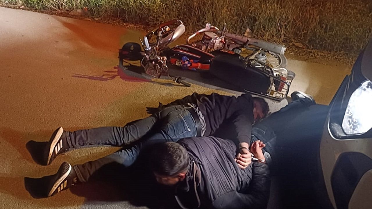 Adana''da 2 şüpheli ev kurşunlayıp, kaçarken kovalamacayla yakalandı