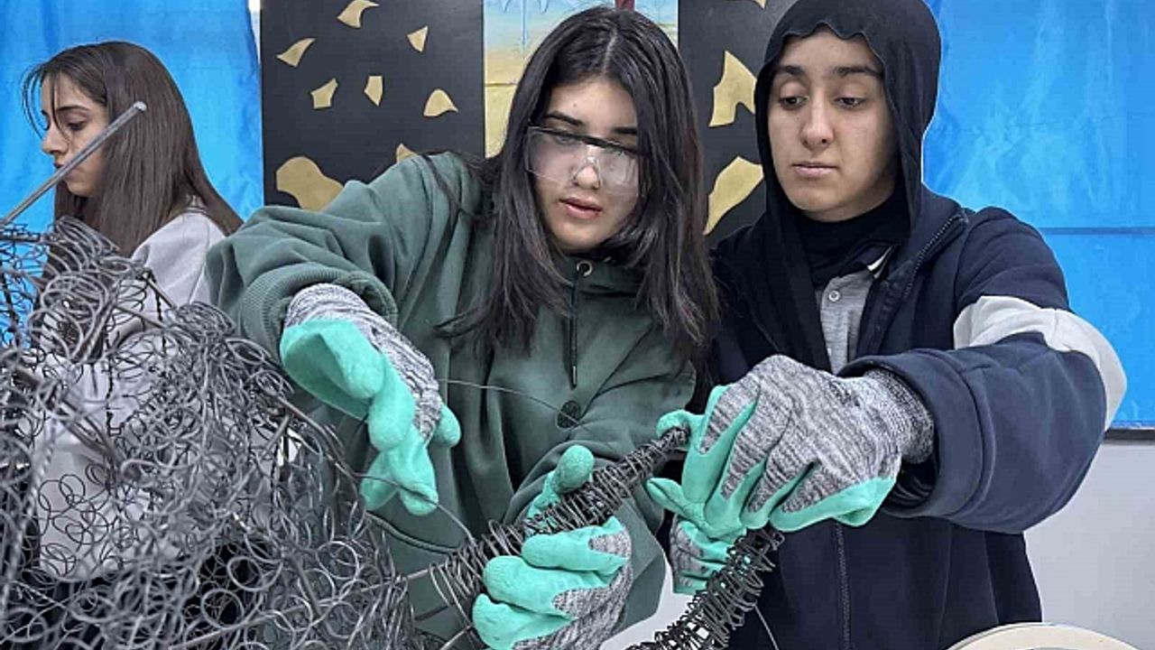 Ağrı''daki Erol Parlak Güzel Sanatlar Lisesi''nde geri dönüşümle sanat eserleri doğuyor