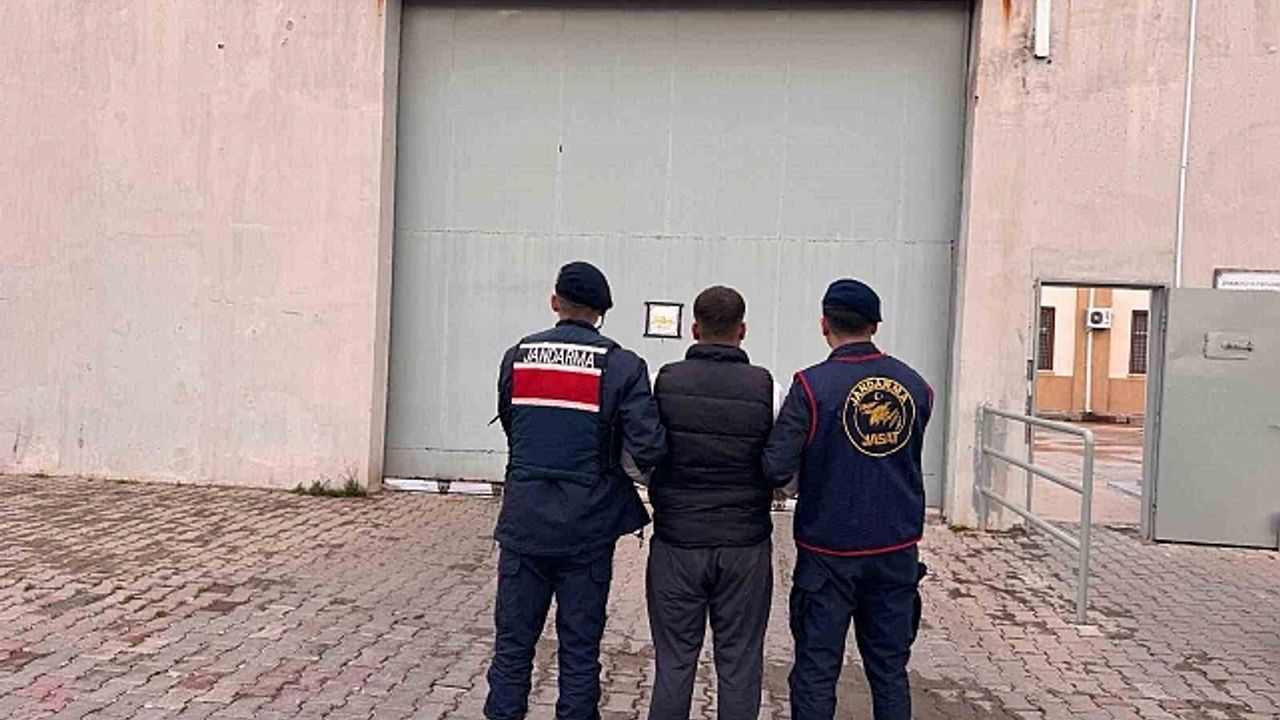 Aranan şahıs jandarmadan kaçamadı