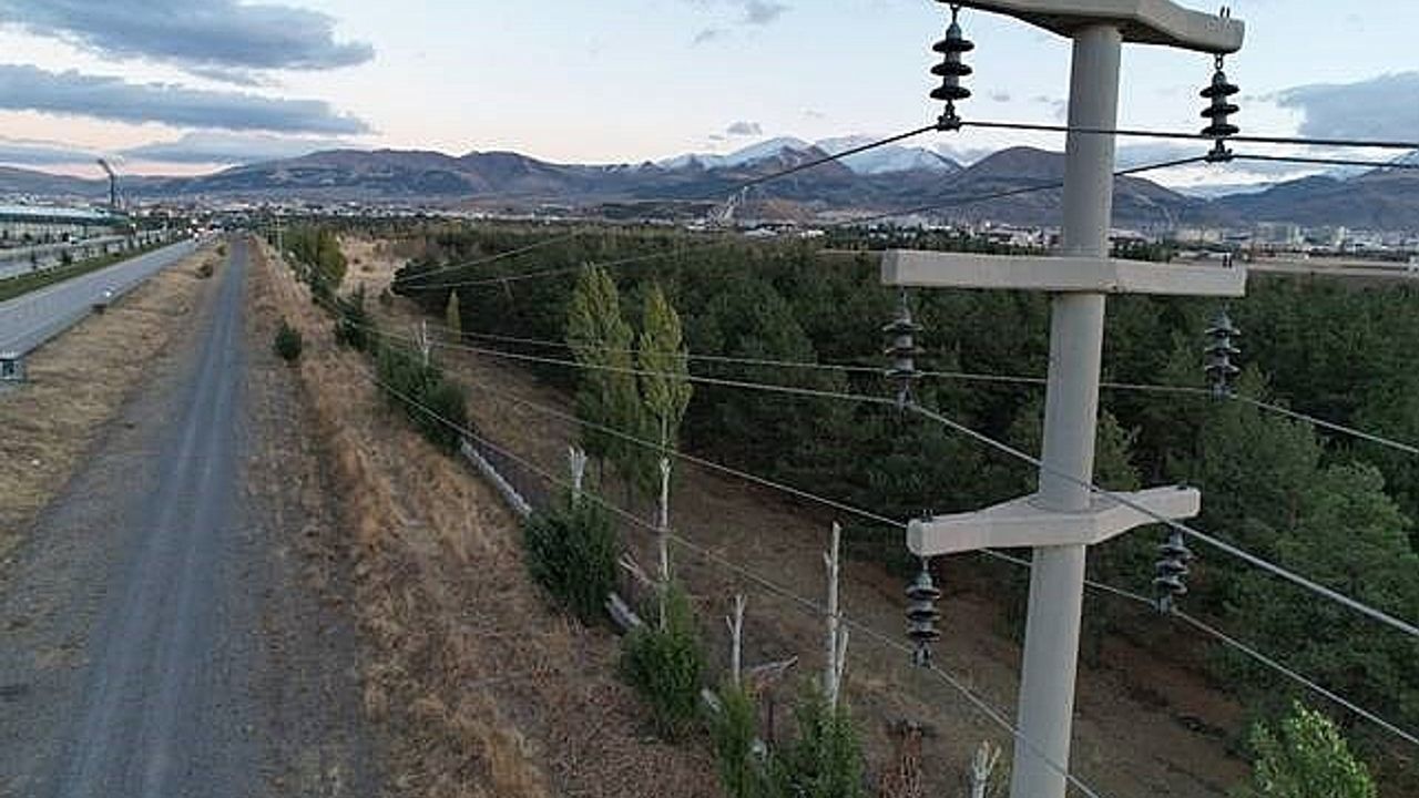 Aras Elektrik planlı bakım çalışmalarıyla kesintisiz enerji için sahada