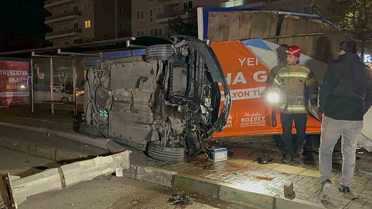 Aydınlatma direğine ve reklam panosuna çarpan araç takla attı: 1 ölü, 1 yaralı
