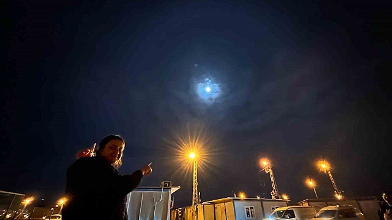 Ayı çevreleyen hale görüntüsü mest etti