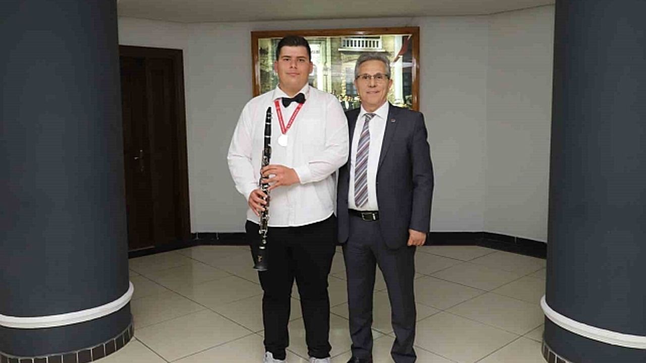 Başkan Tetik''ten Türkiye Şampiyonu otizmli gence klarnet hediyesi