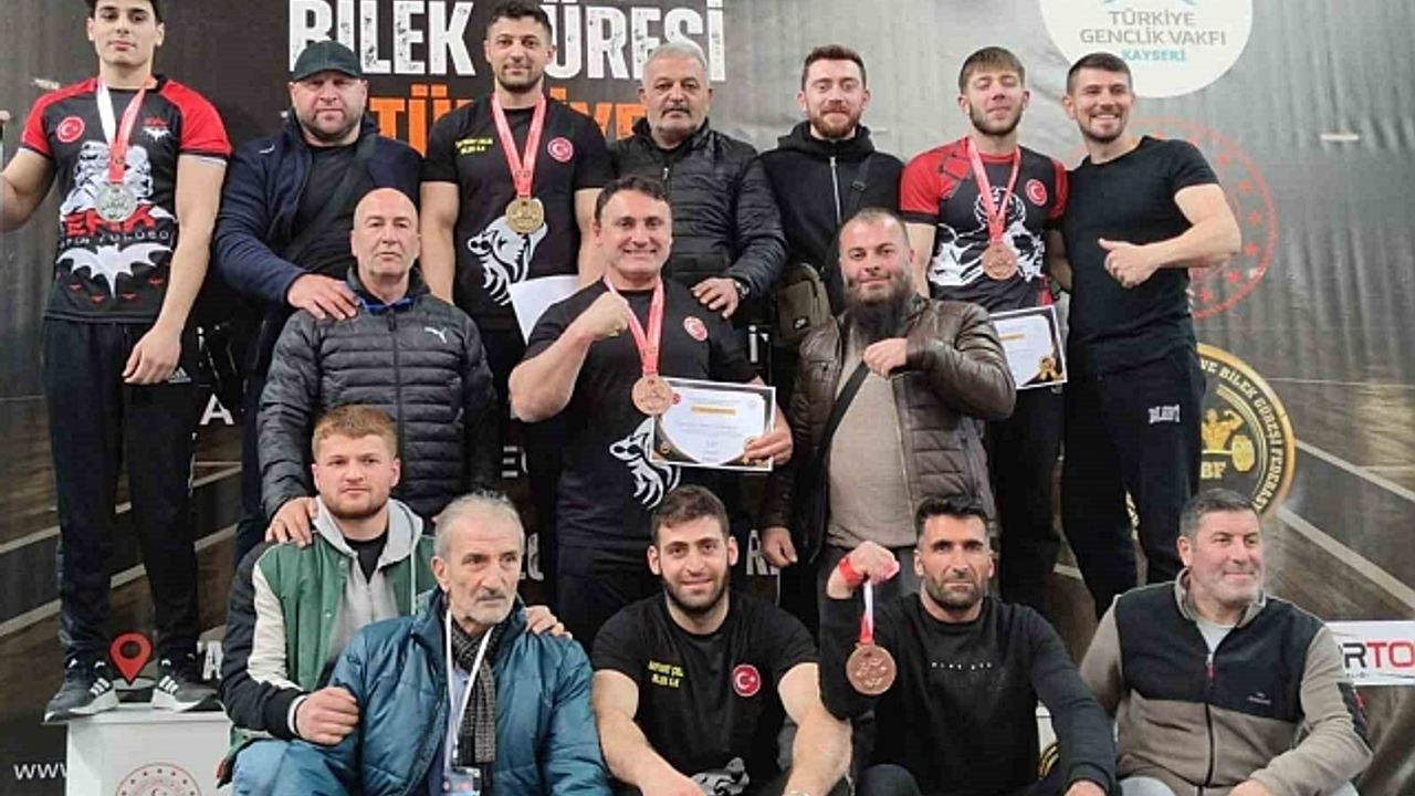 Bayburtlu bilek güreşi sporcuları madalyalarla döndü