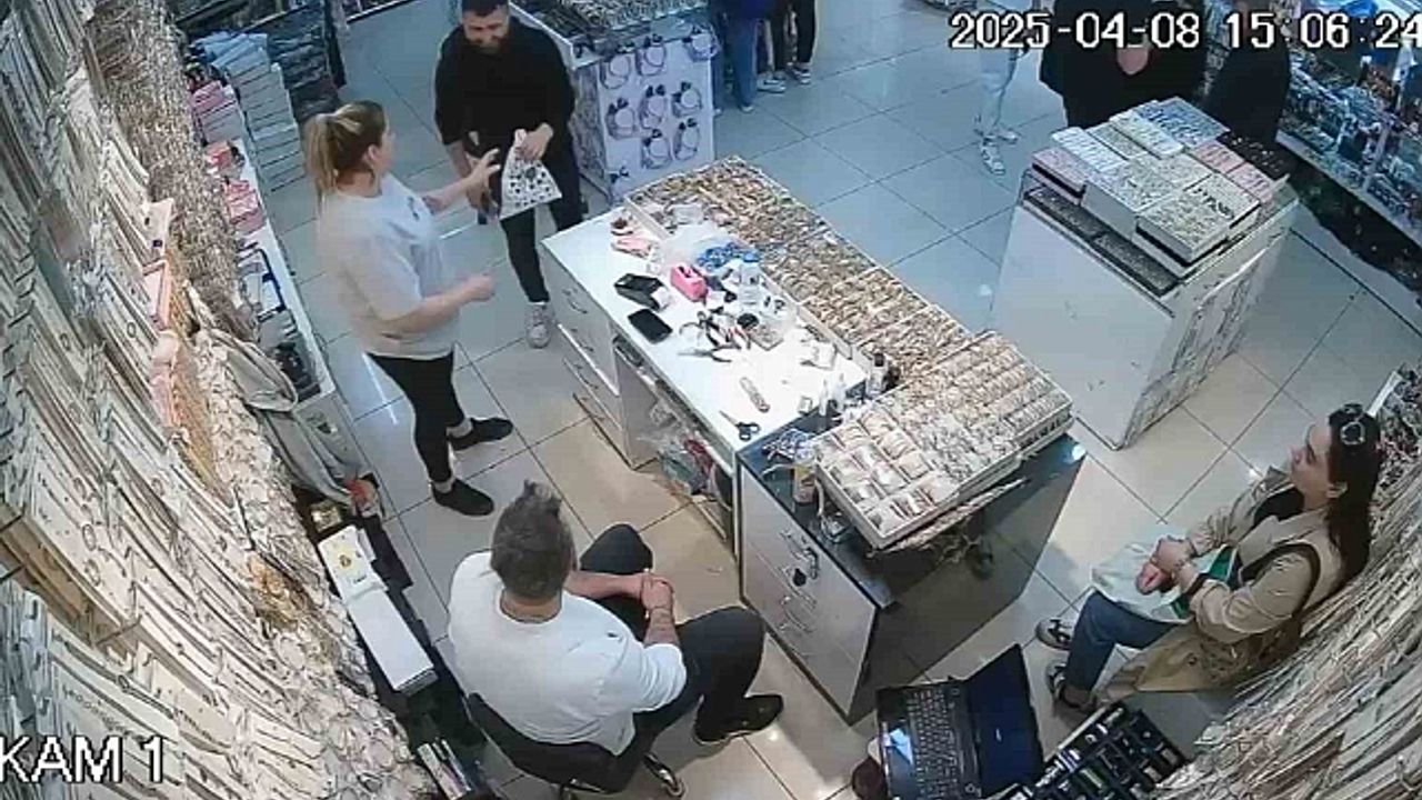 Bir poşet dolusu altını, sahiplerine teslim etti