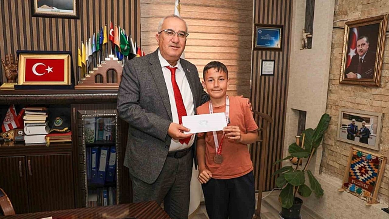 Çamelili öğrenciler 23 Nisan Tenis Turnuvasına damga vurdu