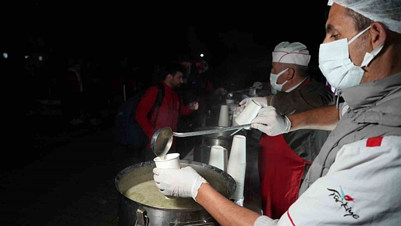 Çanakkale''de binlerce kişi, 57''nci Alay''ın izinde yürüdü