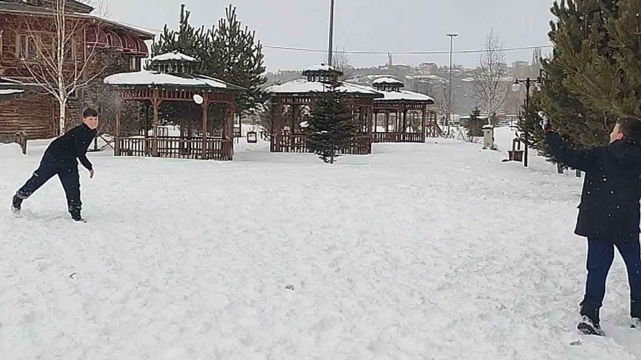 Çocuklar karın tadını kar topu ve futbol oynayarak çıkardı