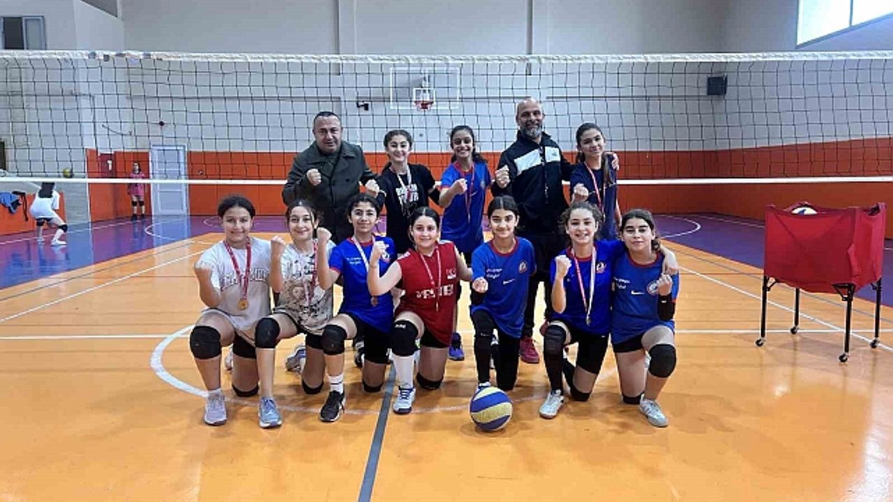 Depremzede küçük kızlar filenin sultanları olma yolunda ter döküyorlar