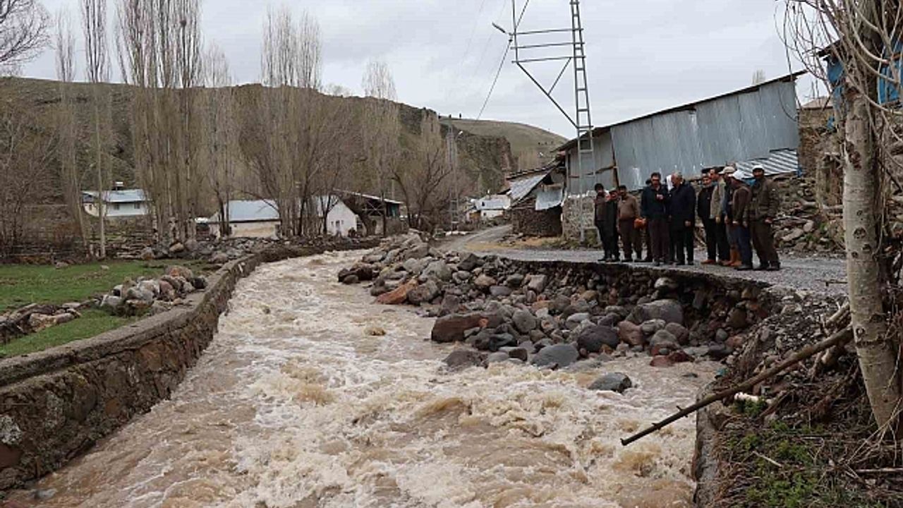 Dere taştı, köylüler panikte