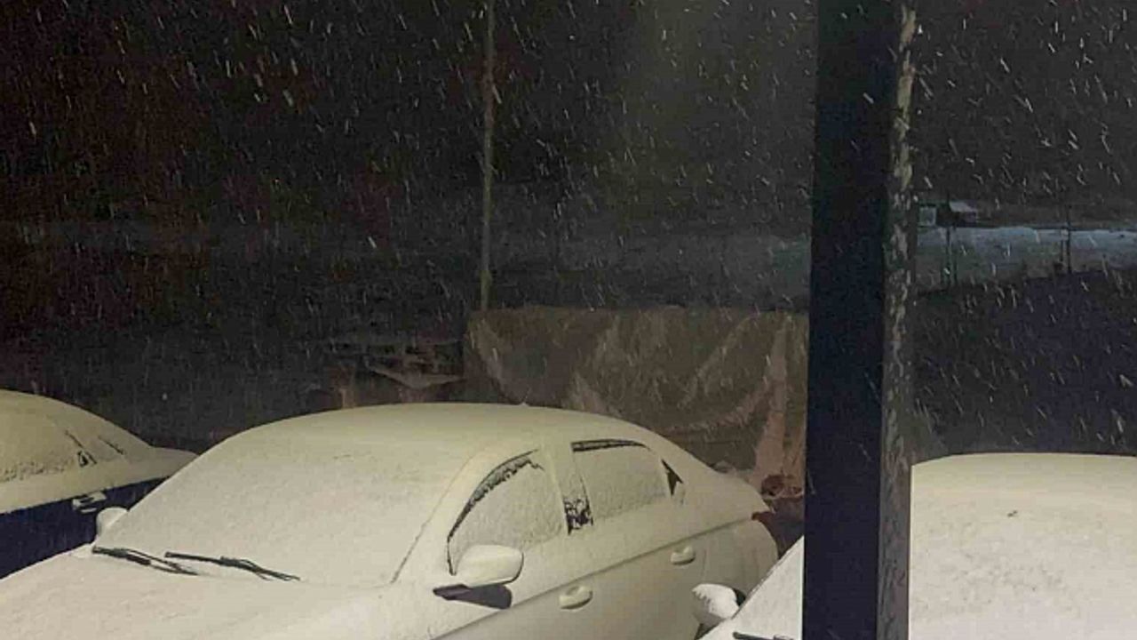 Elazığ''da dolu ve kar yağışı etkili oldu