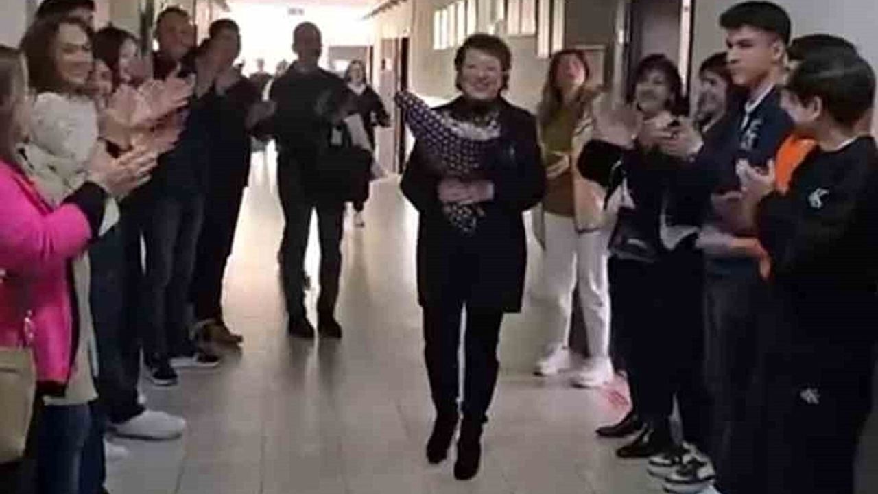Emekli olan öğretmenlerini böyle uğurladılar