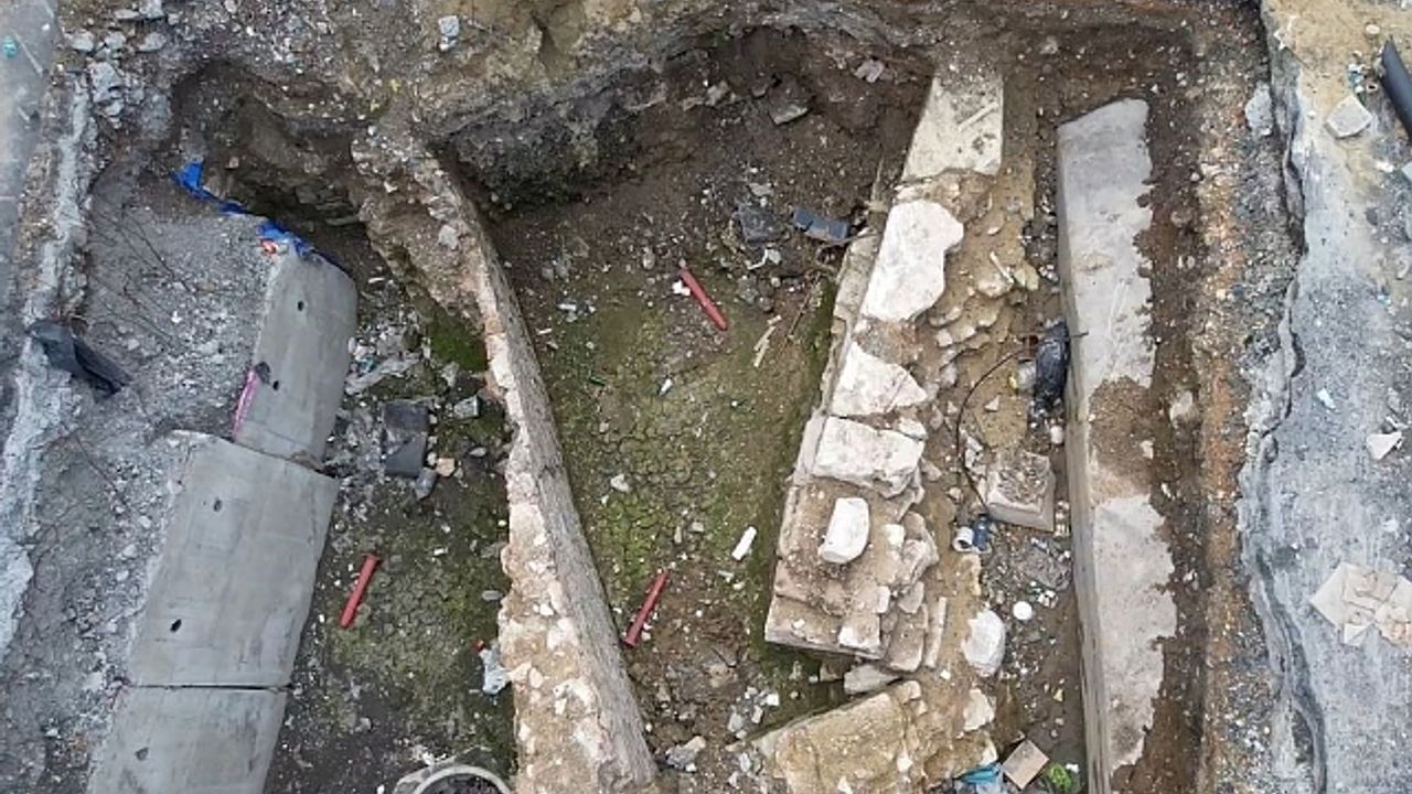 Eminönü''nde İBB''nin 6 yıldır bitmeyen yol çalışması çileye dönüştü
