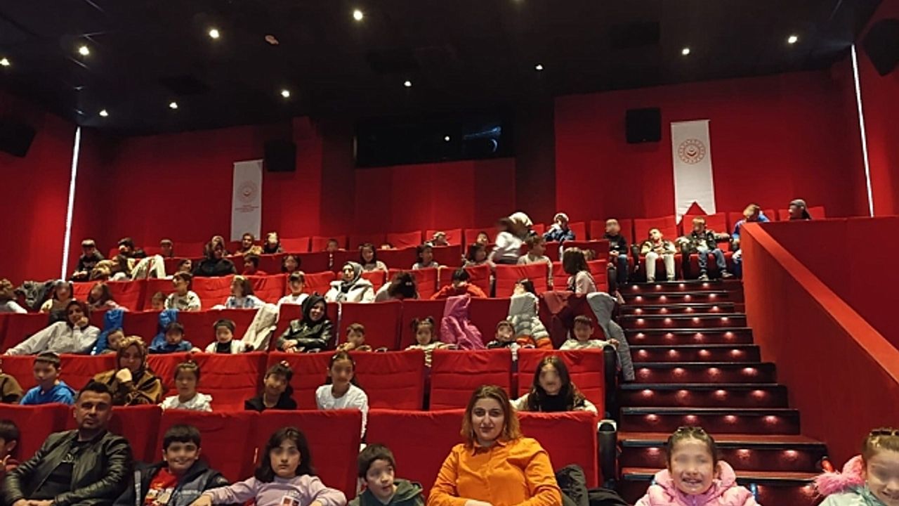 Erzurum''da çocuklara sinema keyfi
