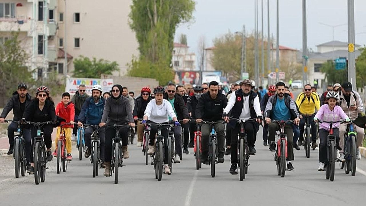 Iğdır"da Bisiklet Turu ile Sağlıklı Yaşama ve Temiz Çevreye Dikkat Çekildi