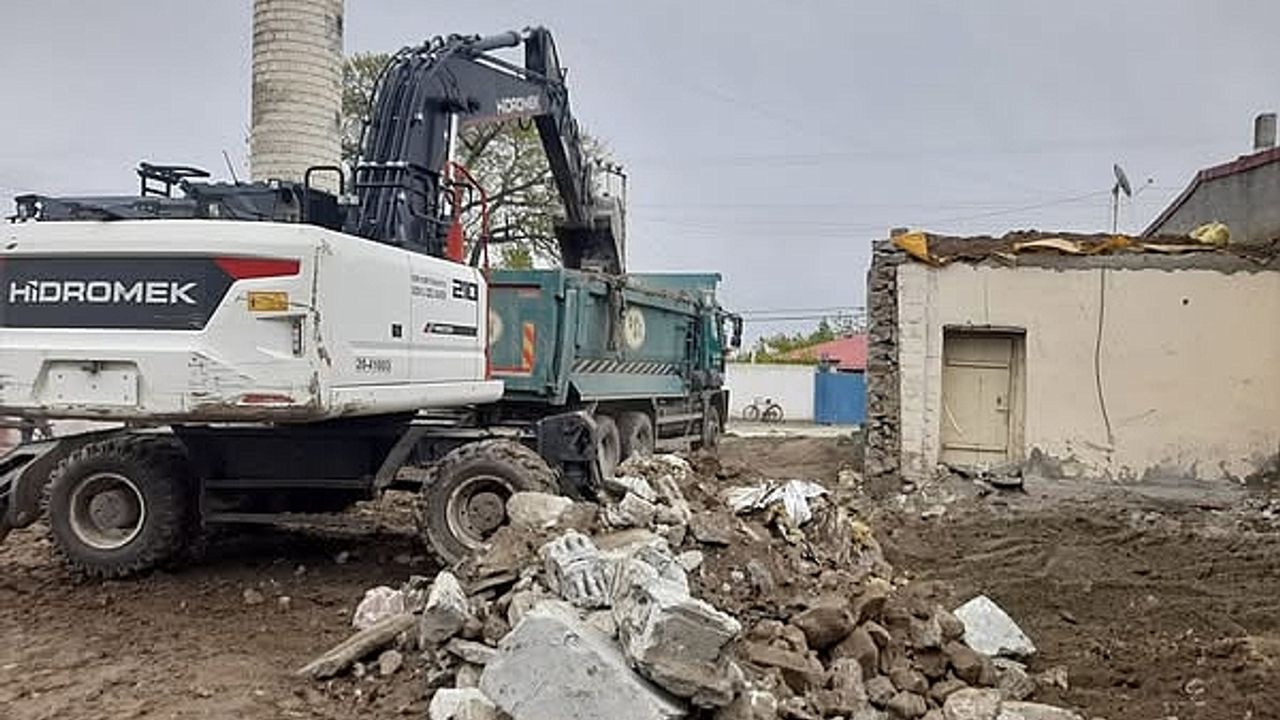 Iğdır  Genelinde Metruk Bina Yıkımları Devam Ediyor