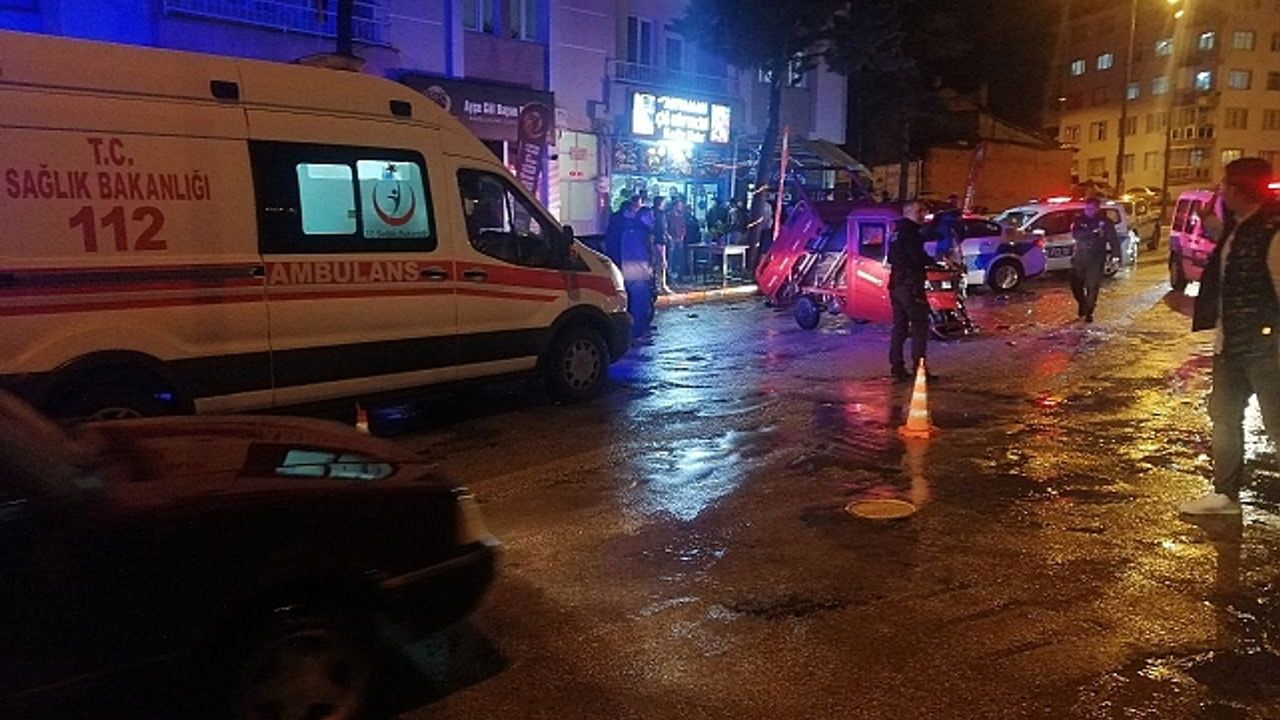 Isparta''da otomobille çarpışan elektrikli motosiklet sürücüsü yaralandı