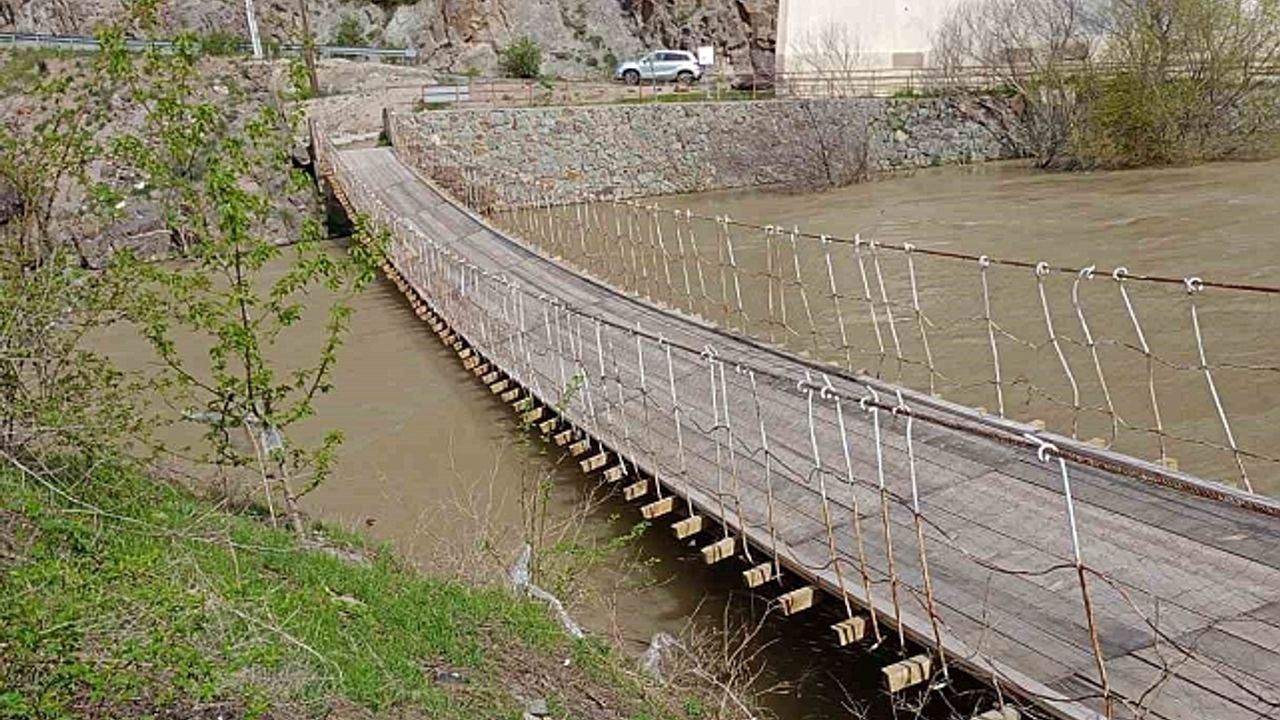 İspir''de halatı kopan tarihi asma köprü tehlike oluşturuyor