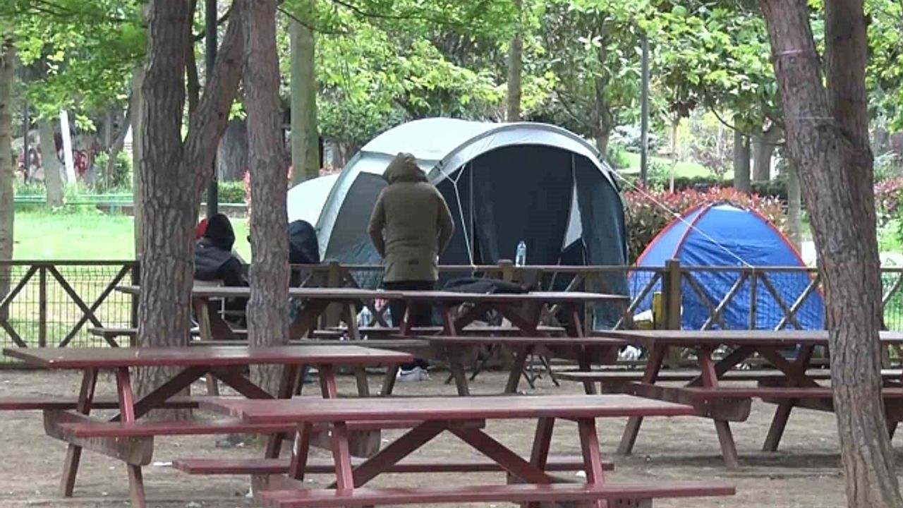 İstanbullular yeni günü çadırlarda uyandı