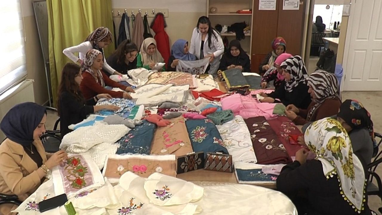 Kadınlar hem meslek öğreniyor hem de aile bütçesine katkı sağlıyor