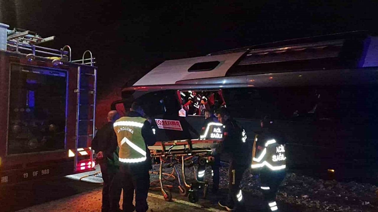 Karnavaldan dönen vatandaşları taşıyan otobüs yan yattı: 23 yaralı