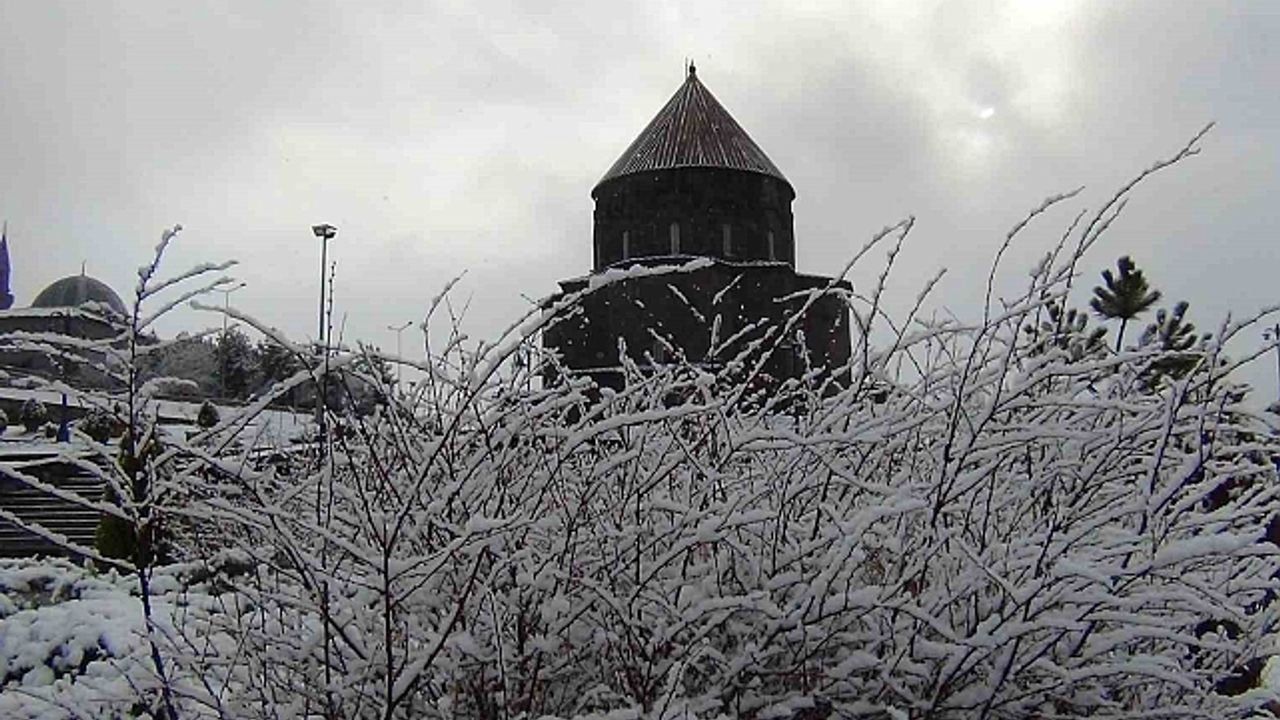 Kars beyaz gelinliğini giydi