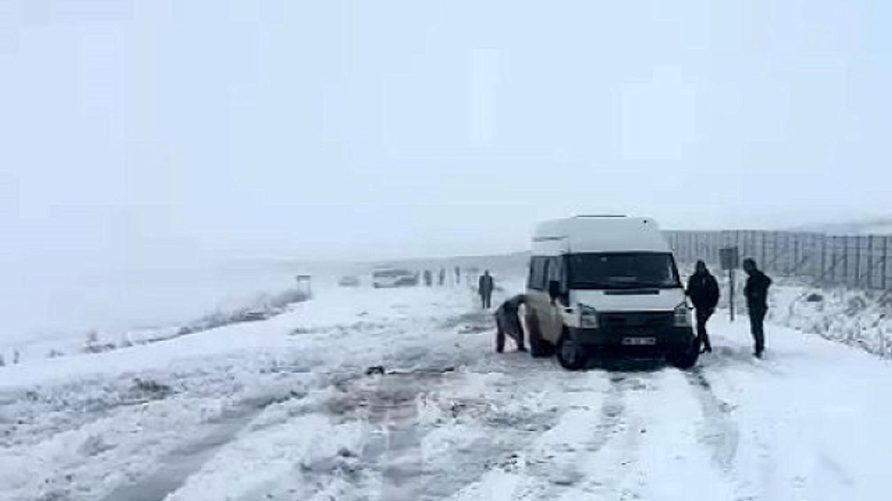 Kars''ta onlarca araç karda mahsur kaldı