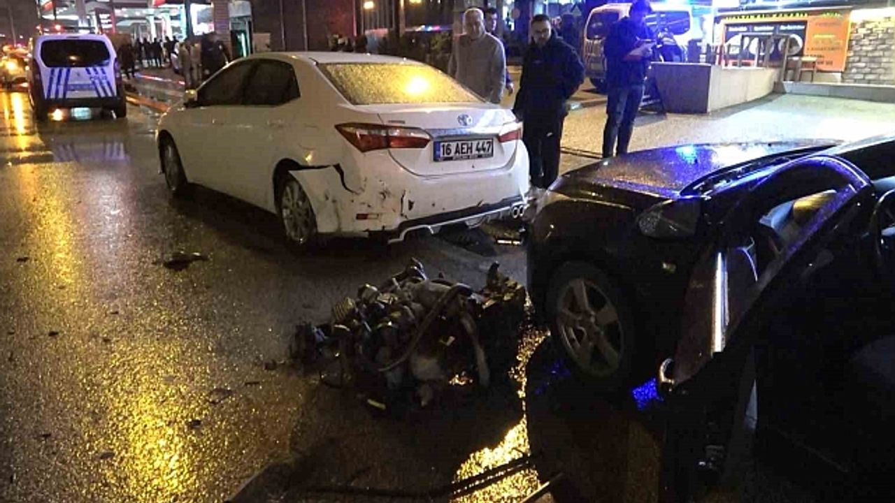 Kazada güvenlik önlemi alan polise kamyonet çarptı