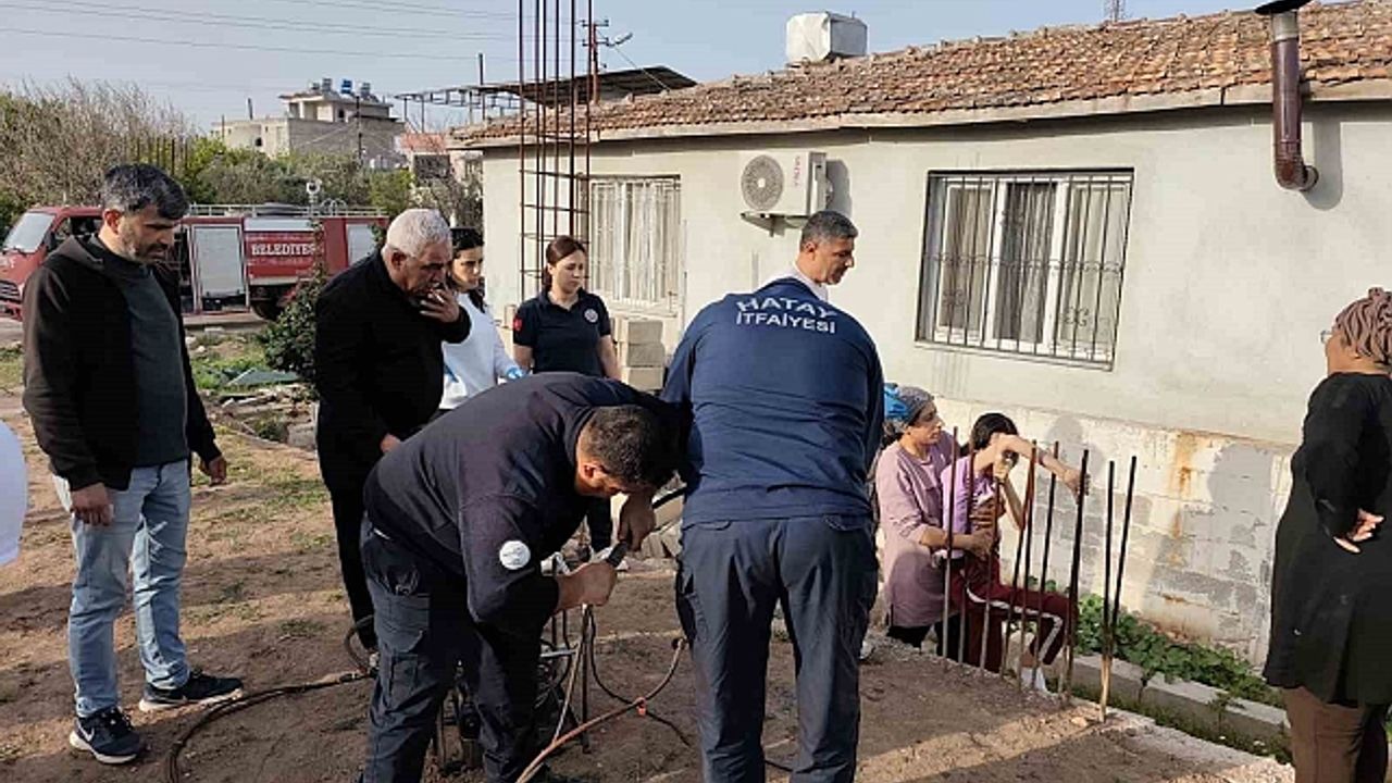 Koluna inşaat demiri saplanan çocuğa itfaiye ekiplerinden kritik müdahale
