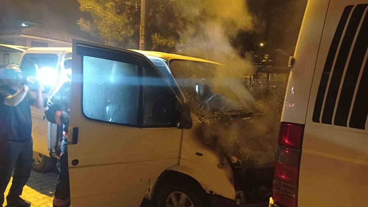 Malatya''da park halindeki araçta çıkan yangın söndürüldü