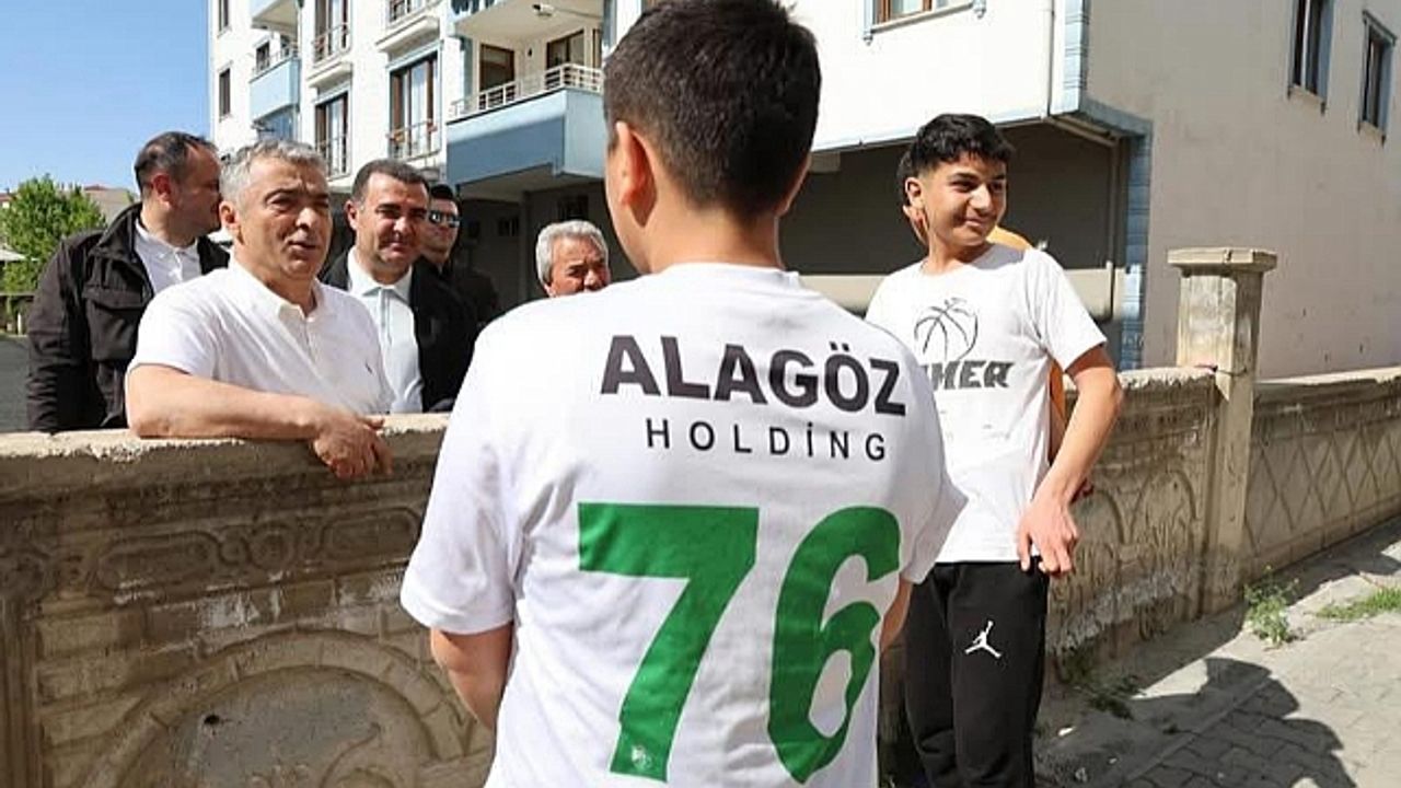 Milletvekili Cantürk Alagöz, Sokakta Futbol Oynayan Çocuklarla Buluştu