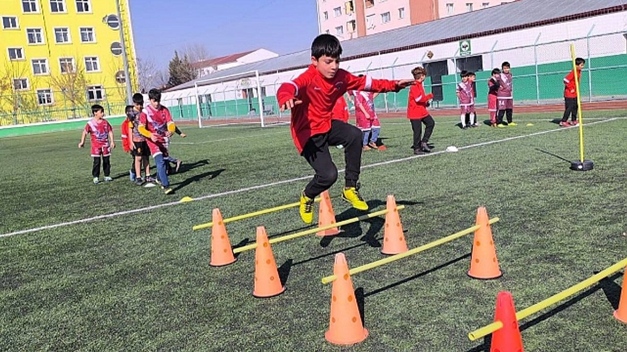 Minik futbolcular Iğdır"da hünerlerini sergiledi