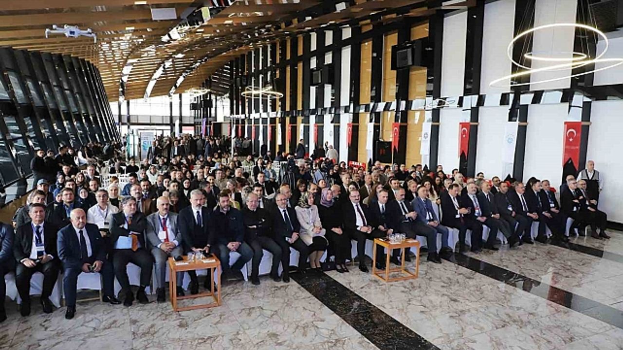 Moderatörlüğünü Rektör Hacımüftüoğlu''nun yaptığı "Kariyer yolculuğu söyleşisi" düzenlendi