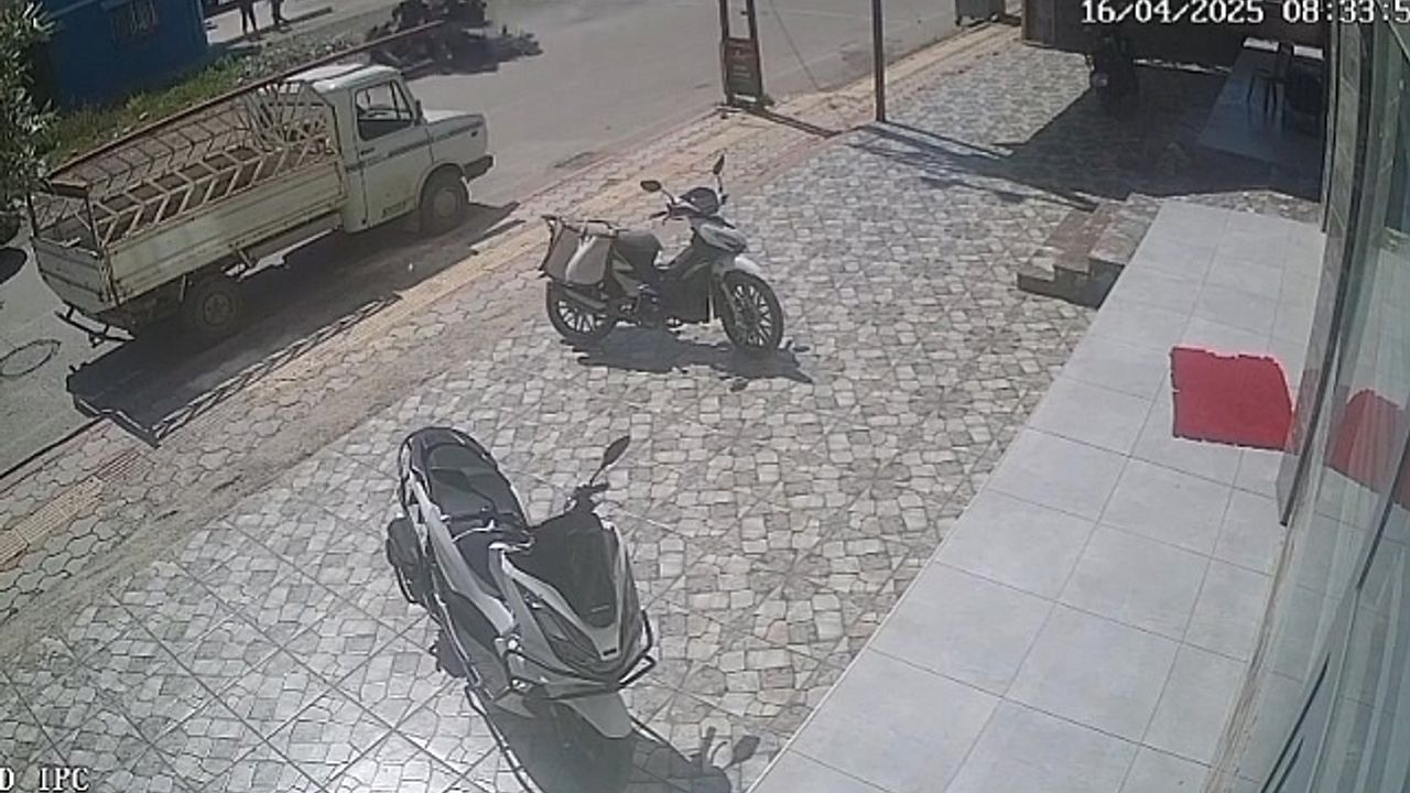 Motosiklete binmek isterlerken motosiklet çarptı: 3 kişinin yaralandığı kaza kamerada