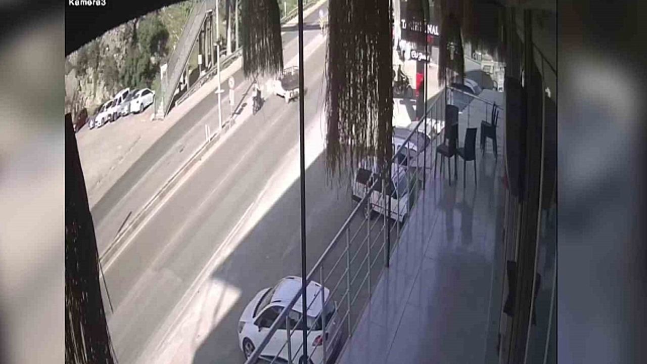 Motosikletin hafif ticari araca ok gibi saplandığı kaza kamerada