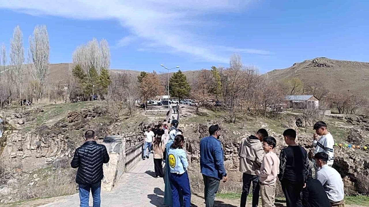 Muradiye Şelalesi ziyaretçilerin akınına uğradı
