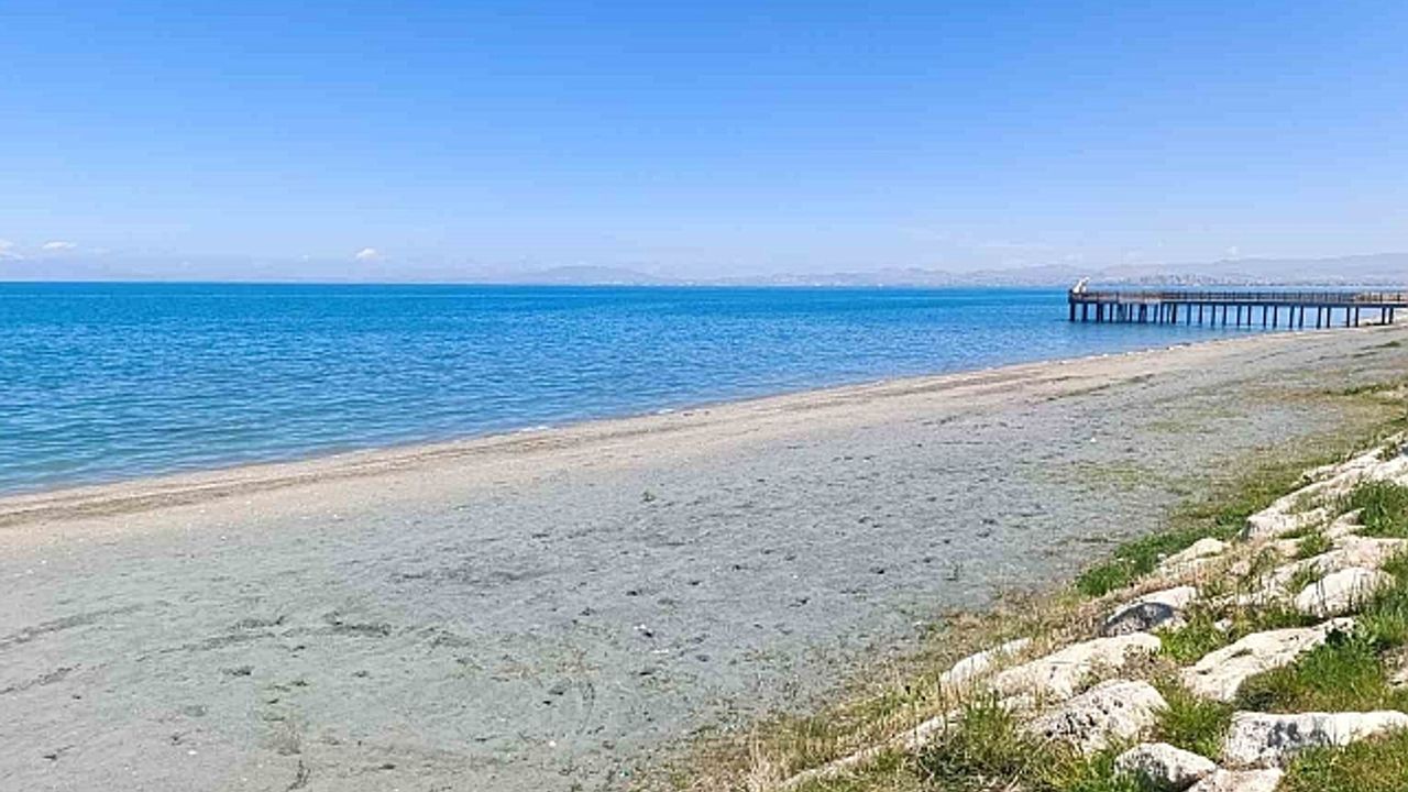 Nisan yağmurları yeterli olmadı: Van Gölü''nde çekilme sürüyor