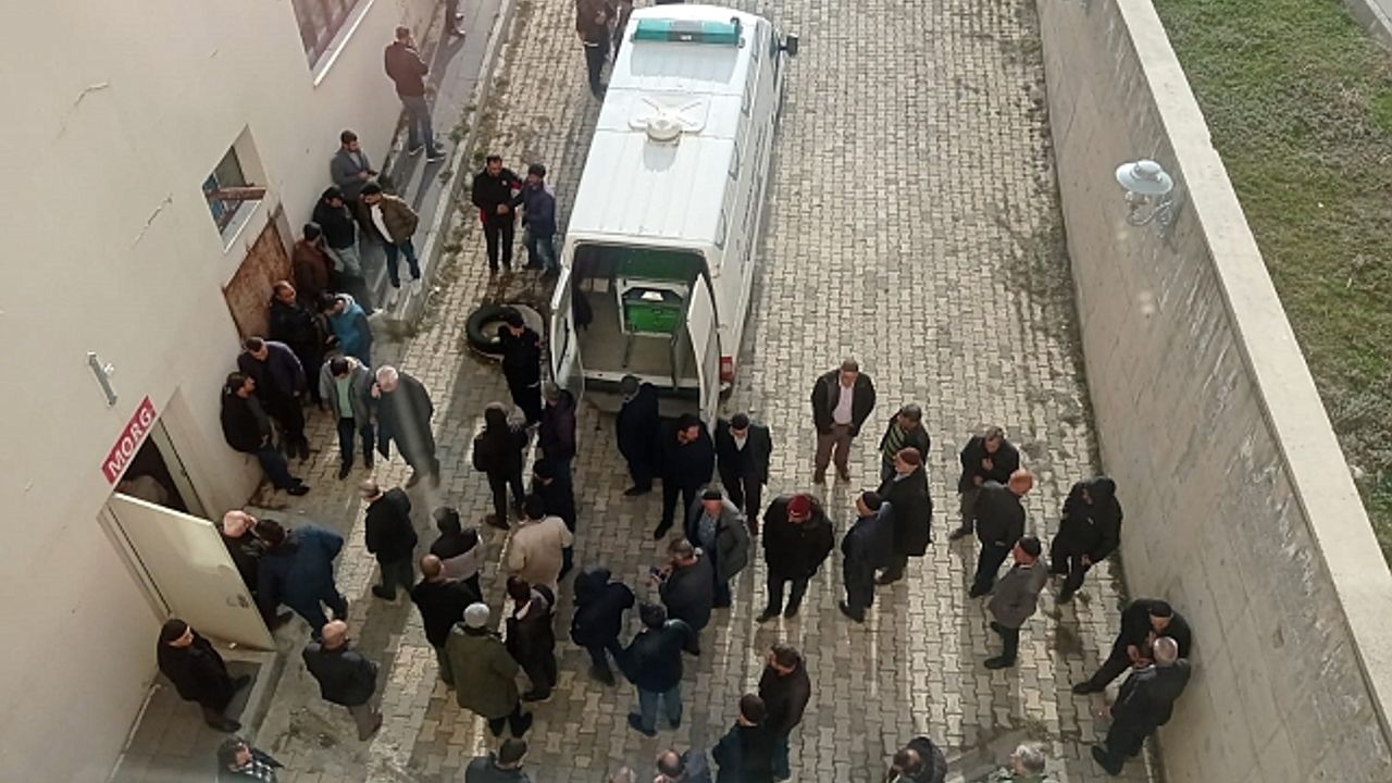 Oğlu ile çiriş toplamaya gitmişti